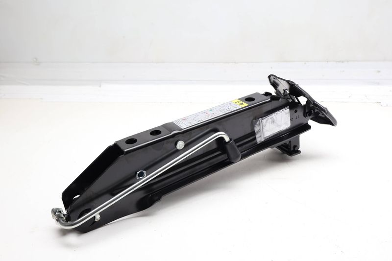 Scissor Jack 7P0011031G — Used (SKU 726876)