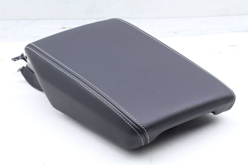 Center Armrest / Arm Rest 3CN864207D — Used (SKU 698190)