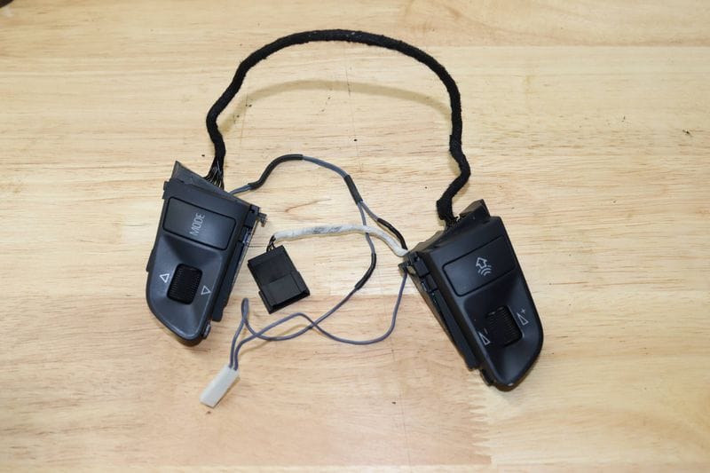 Steering Wheel Control Switch / Button Set — Used (SKU 524570)