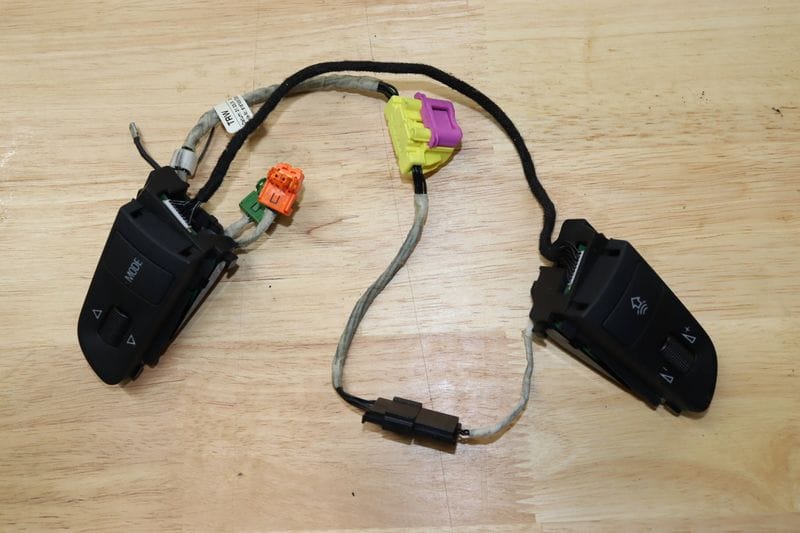 Steering Wheel Control Switch / Button Set — Used (SKU 524571)