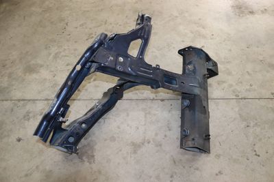 A PILLAR / FENDER MOUNT BRACKET 7P0805191