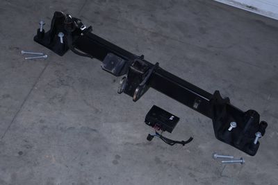 BUMPER REINFORCEMENT / TRAILER TOW HITCH w/ MODULE