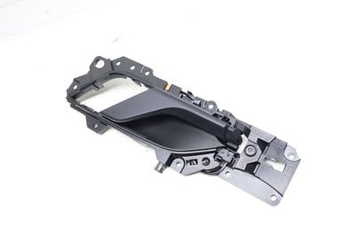 INTERIOR DOOR HANDLE / RELEASE