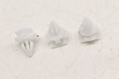 LOWER DOOR MOLDING CLIP SET (3) 3C0853585