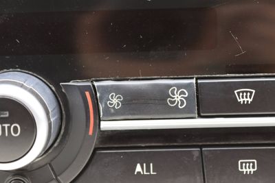 RADIO / CLIMATE CONTROL TEMP UNIT 9306180