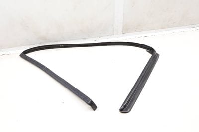 UPPER DOOR WINDOW SEAL / WEATHER STRIPPING LR058559