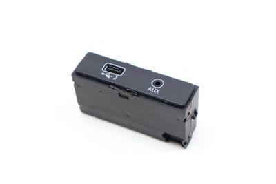 USB / AUX Port Connection 8W0035708