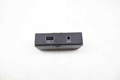 USB / AUX Port Connection 8W0035708