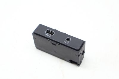 USB / AUX PORT CONNECTION 8W0035708